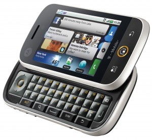 3G, Wi-Fi, cámara de 5 MP y video a 24 fps, trae el celular de Motorola